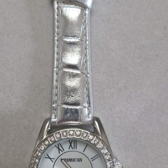 NWT Silver Manhattan Watch - Picture 6 of 9